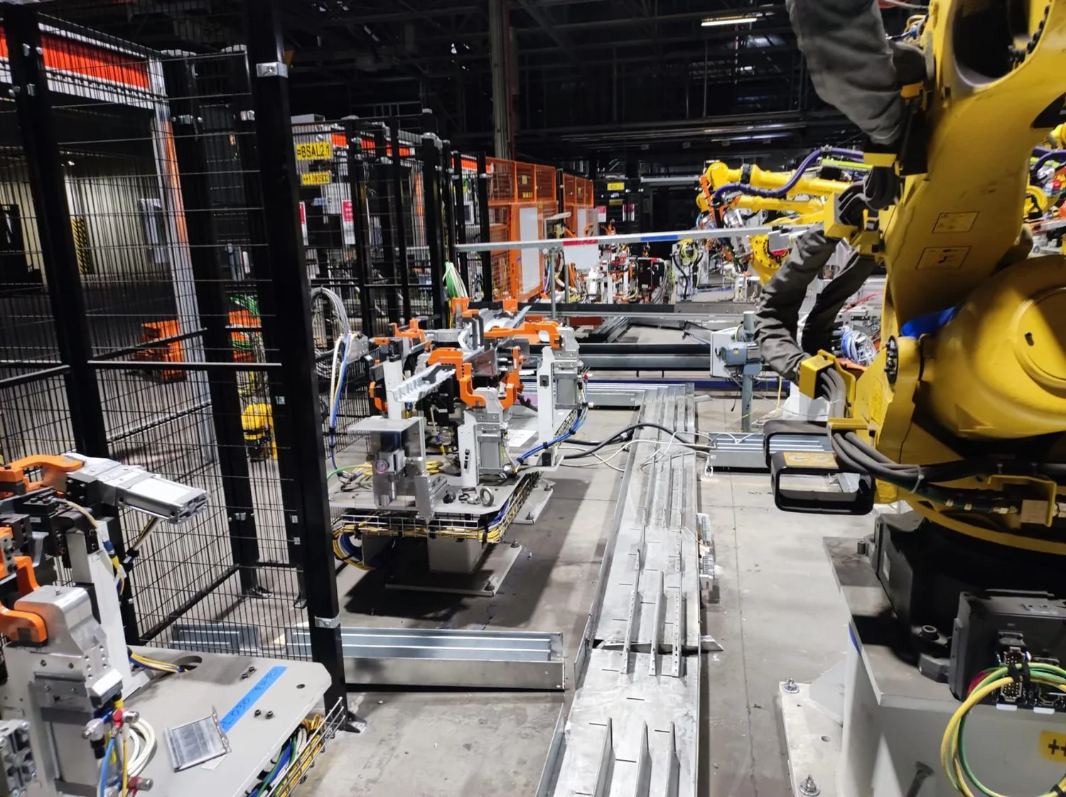Stanowisko robotyki przemysłowej z robotami i elementami linii produkcyjnej