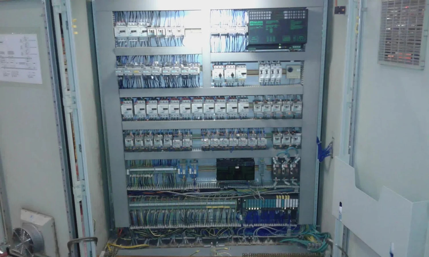 Rozdzielnica przemysłowa przygotowana do pracy w instalacji produkcyjnej